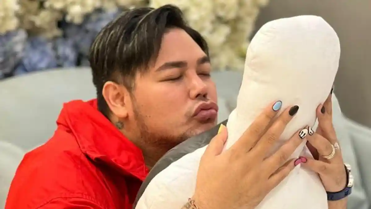 Punya Boneka Baru, Ivan Gunawan Minta Dihargai dan Tak Dihujat: Maaf, Aku Nggak Bisa Nahan