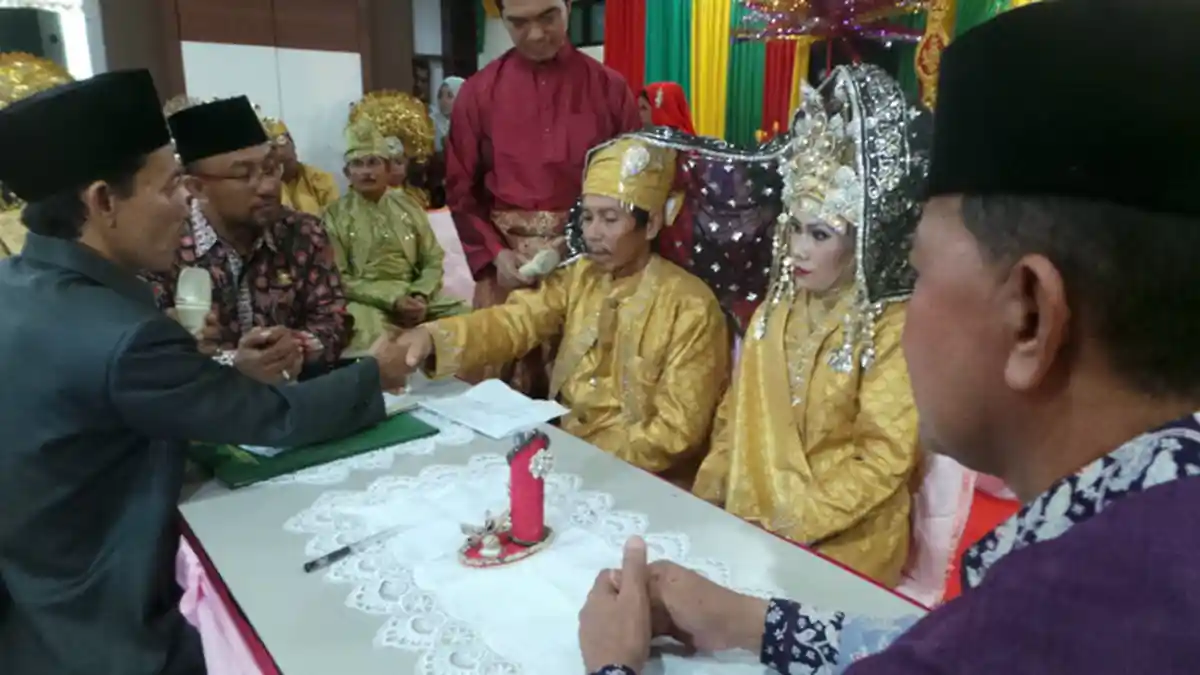 Walikota dan Wakilnya Jadi Saksi Nikah Massal di Tanjungpinang