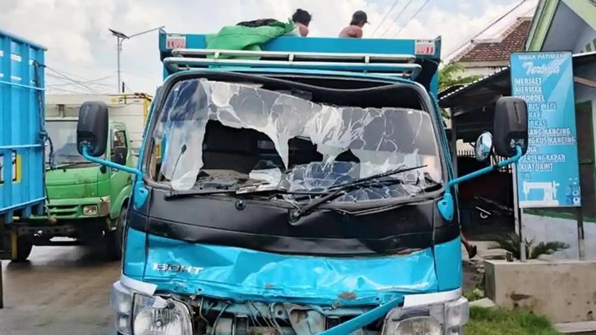 Dua Orang Luka Berat dalam Kecelakaan di Lumajang, Truk Hantam Motor dari Belakang
