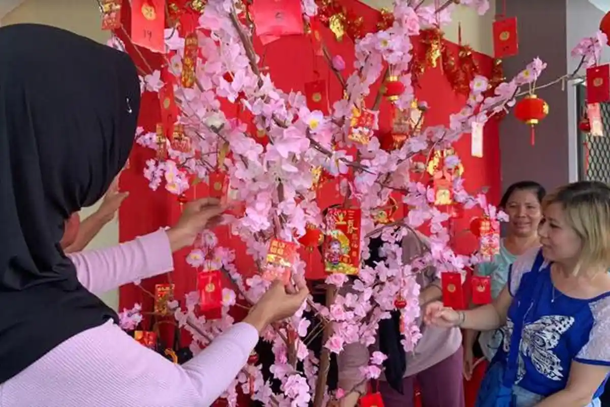 Melihat Kebersamaan Warga Puspa Raya Regency Ponorogo Jelang Imlek, Saling Bantu