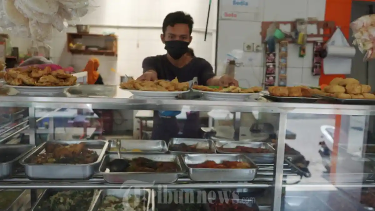 Kini, Makan di Warung dan Restoran Wajib Tunjukkan Bukti Sudah Vaksin Covid-19