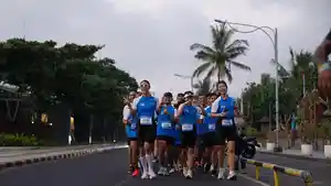 Peserta-lari-Pocari-Sweat-Run-2024-melintasi-kawasan-Pantai-Kuta-Bali.jpg