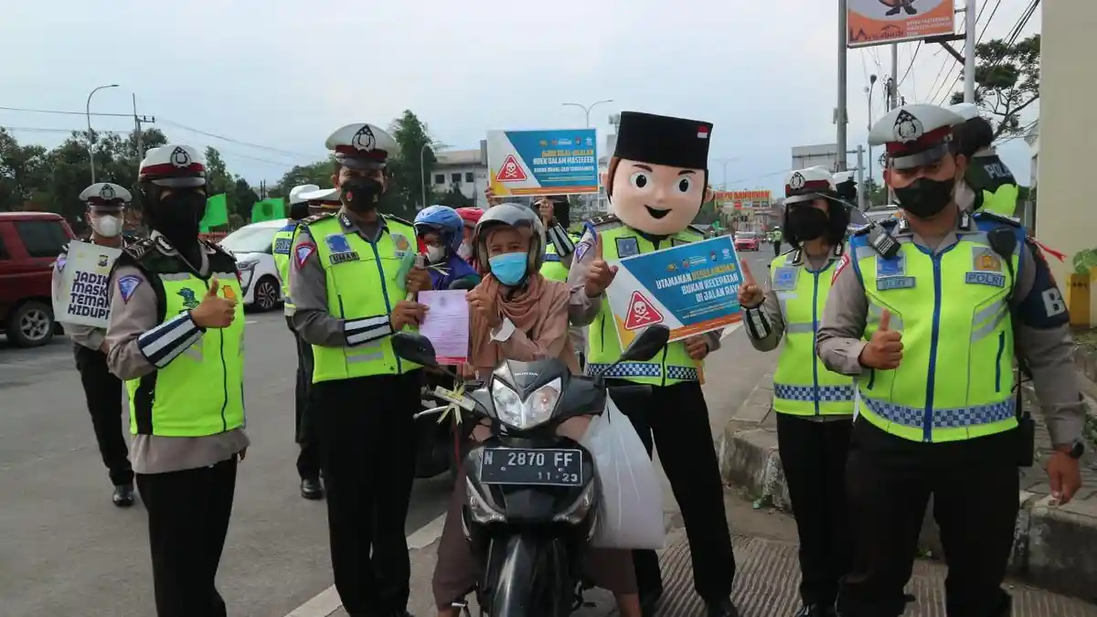 Sosialisasi Program Janur Kuning, Satlantas Polres Malang Beri Teguran kepada 15 Pengendara