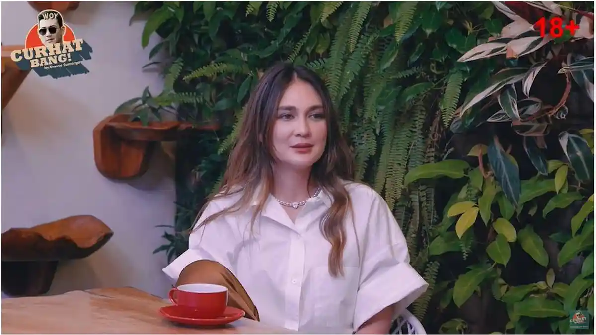 Foto-foto Luna Maya Kepergok Nonton Konser Suga BTS Bareng Maxime Bouttier