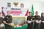 KONPERS-Kejari-Sumba-Timur-Akwan-Annas-didampingi-Kepala-Seksi-Tindak-Pidana-Khusus.jpg