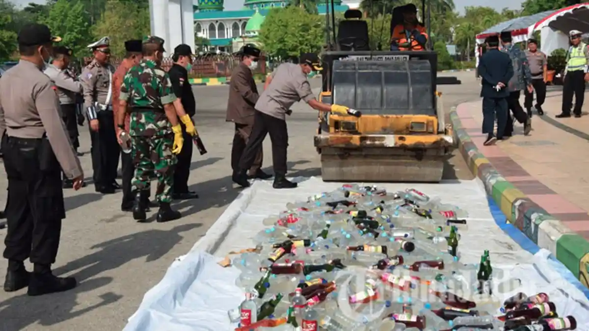 Polres Pamekasan Gilas 789 Botol Miras dan 50 Knalpot Brong Sitaan dari Operasi Aman Semeru 2019