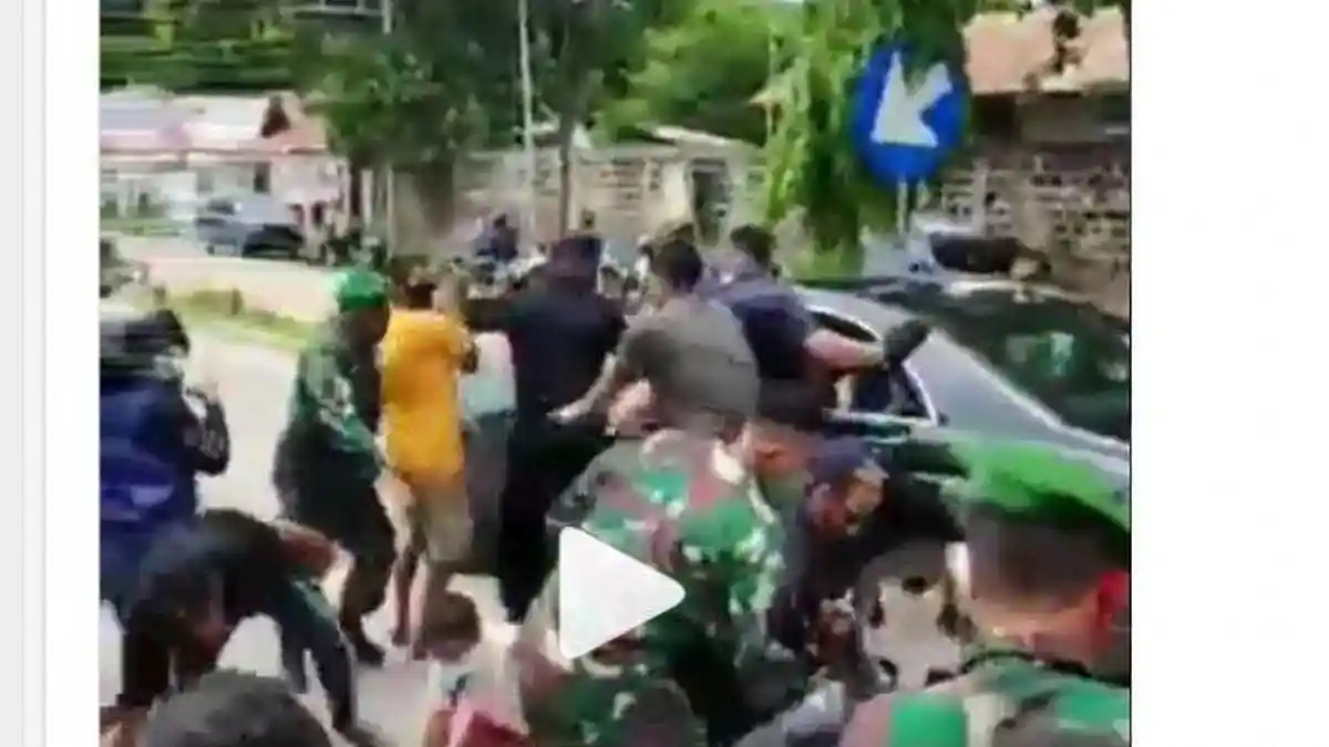 Jokowi Dikerumuni Warga NTT, Naik Mobil Bak Terbuka, Motor Paspampres Ambruk Terdorong Emak-emak