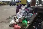 sampah-di-dekat-halte1213.jpg