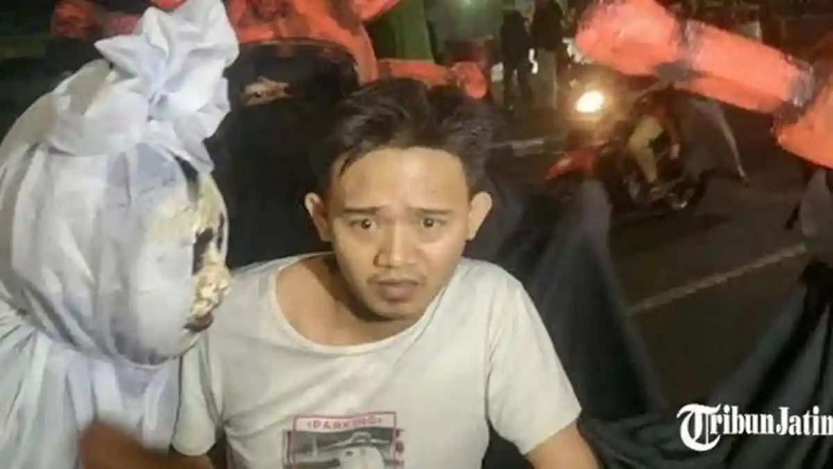 Viral Video Pemotor Ketakutan Digiring Pocong ke Keranda Mayat, Ternyata Begini Cerita Sebenarnya