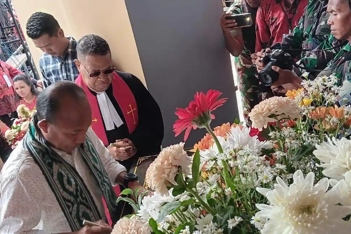 Pangdam Gabriel Lema Tandatangani Prasasti Gedung Gereja GKI Jemaat Oikumen Yonif 762, Diawali Salib