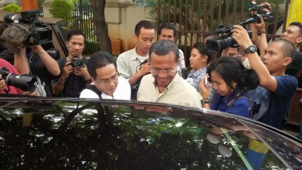 Dahlan Iskan Sempat Pakai Sepatu Istri dan Masuki Mobil Dinas Kajati