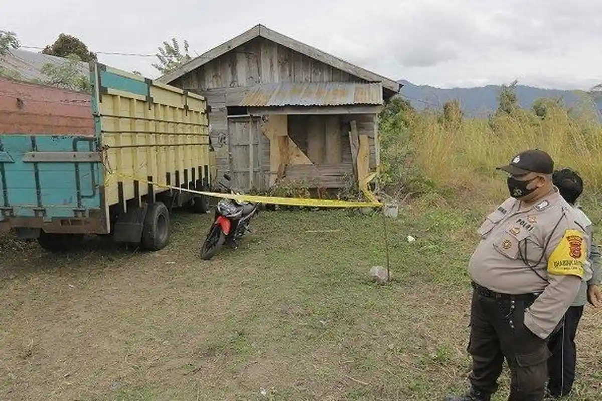 Selama 2 Hari Istri Muda Berlutut di Samping Truk Suami, Sempat Disangka Lagi Bantu Memperbaiki