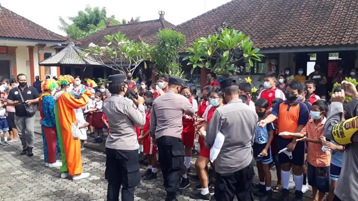 Polsek Selemadeg Timur Tabanan Libatkan Dua Badut Saat Vaksinasi Anak Sekolah