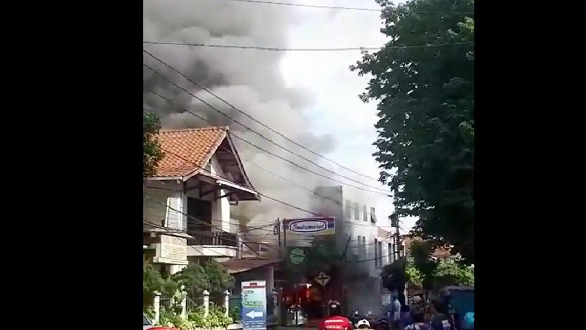 BREAKING NEWS : Indomaret Laweyan Solo Terbakar, Api dan Asap Hitam Membumbung Tinggi