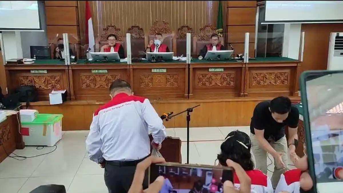 Bharada E Sungkem di Hadapan Orang Tua Brigadir J Jelang Sidang Pemeriksaan Saksi 