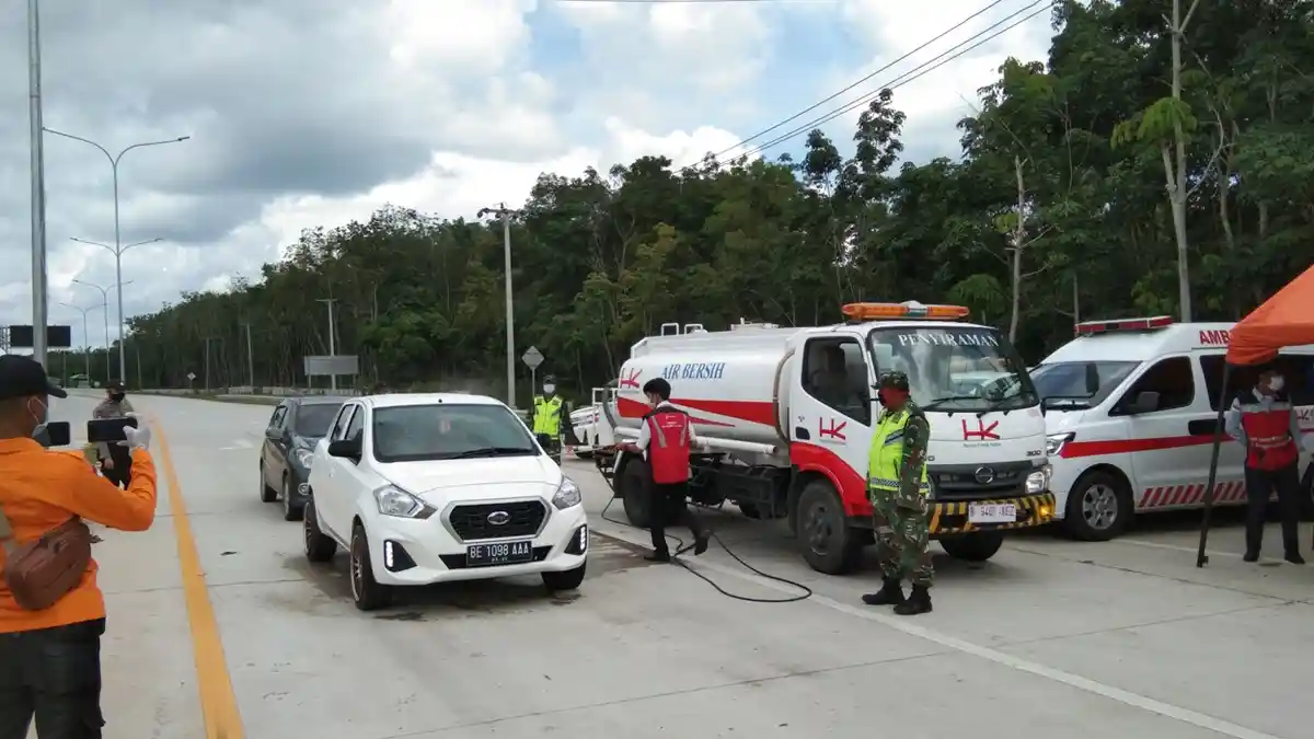 Lampung 'Dikunci', Ratusan Kendaraan Nekat Lewat Jalur Tikus Disuruh Putar Balik
