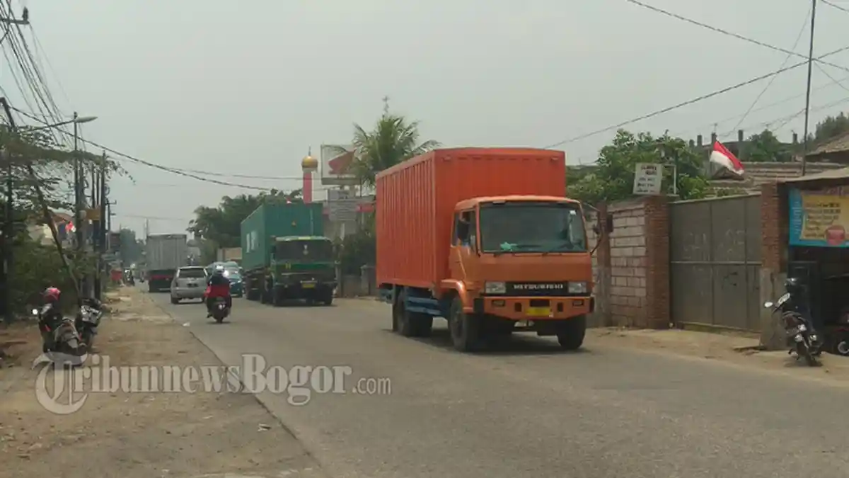 Arus Lalu Lintas di Jalan Raya Gunungputri ke Arah Gerbang Tol Terpantau Ramai Lancar