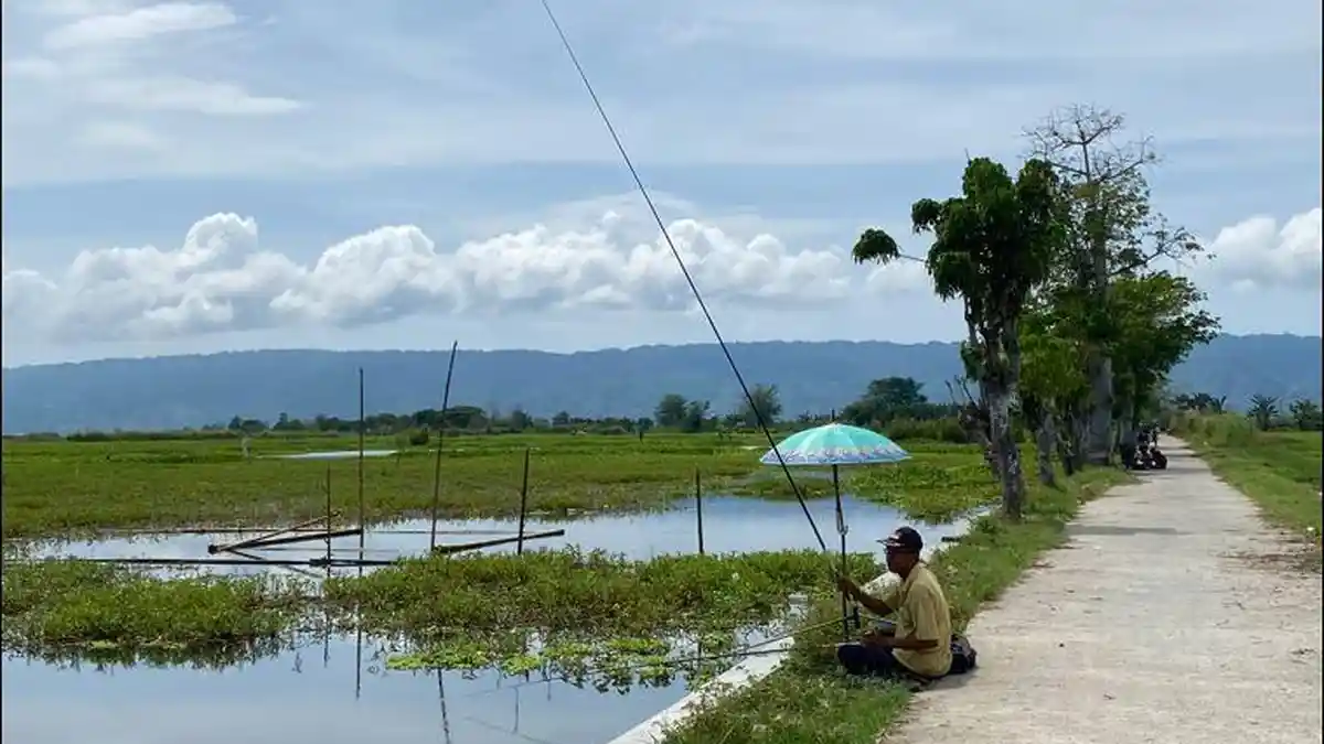 Nikmati Akhir Pekan, Remaja dan Lansia Asyik Memancing di Kawasan Danau Limboto Gorontalo