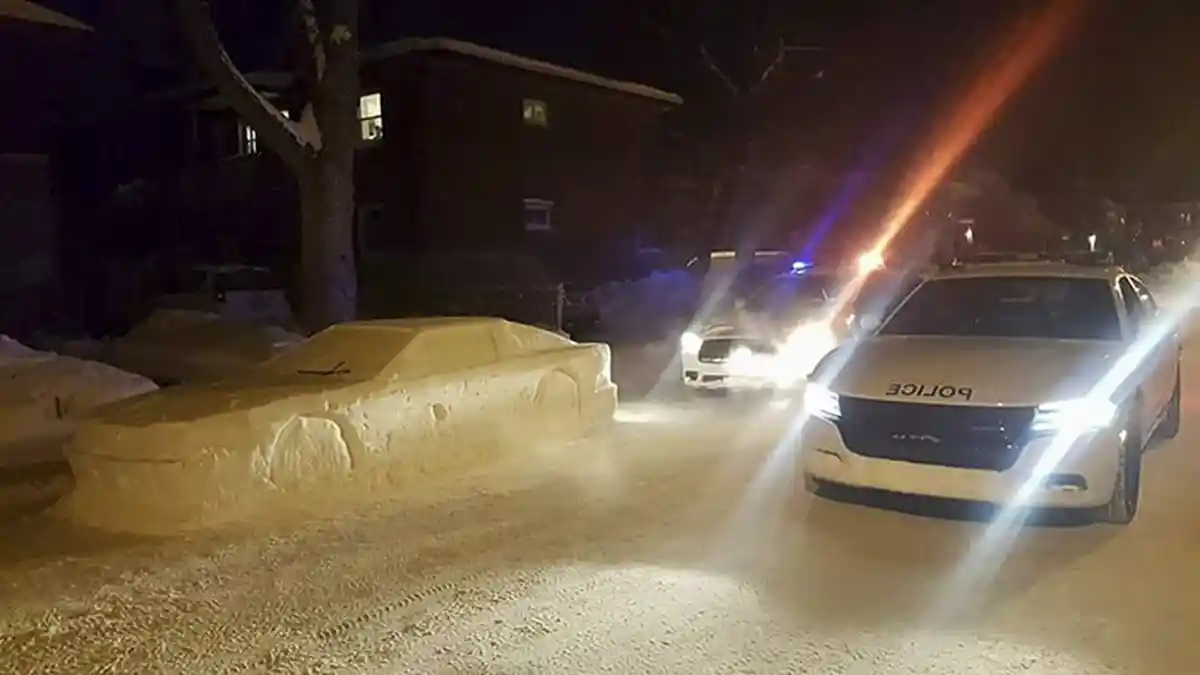 Polisi Tilang Mobil yang Diparkir Sembarangan, tapi Langsung Merasa Dikerjai saat Mereka Mendekat