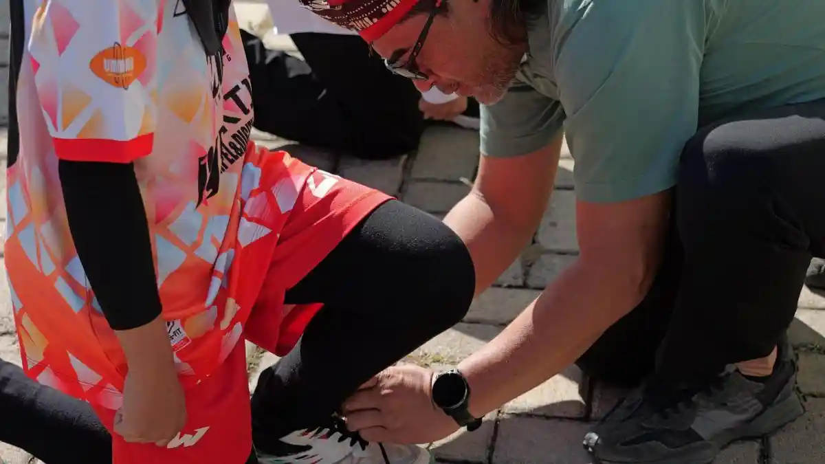 Rendah Hati, Bupati Agus Gondrong Jongkok Ikatkan Tali Sepatu Siswi yang Terlepas saat Upacara