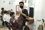 Persiapan Salat Idulfitri, Tempat Pangkas Rambut di Lombok Timur Diserbu Pelanggan
