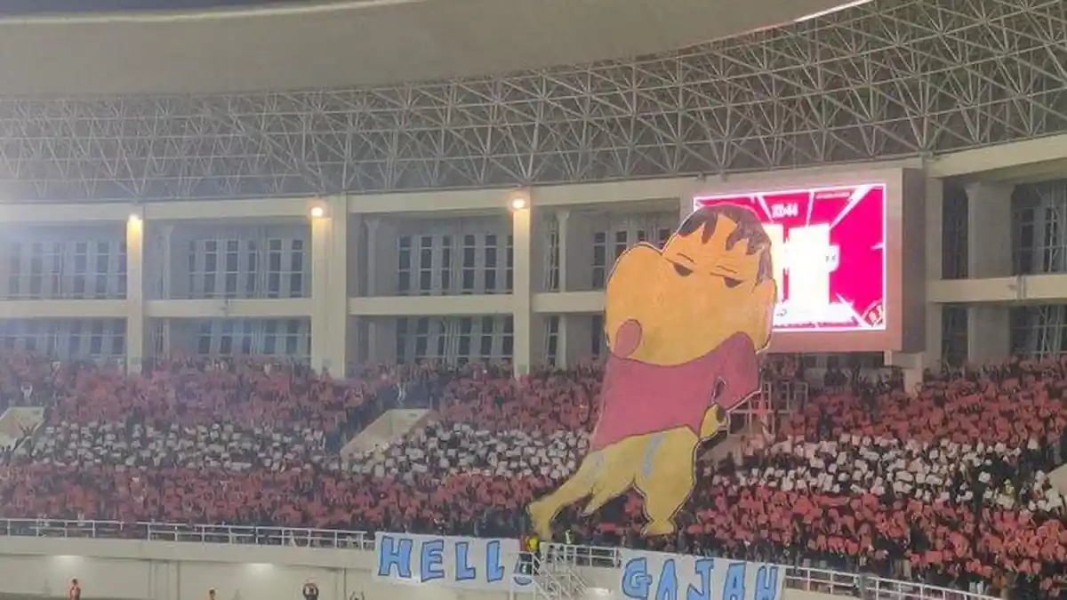 Potret Koreografi Suporter Persis Solo Sindir PSIS Semarang: Hello Gajah