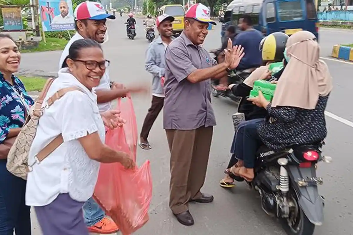 Pensiunan Jenderal TNI Bintang 3 Turun ke Jalan Bagi Takjil, Pernah Jabat Pangdam XVIII/Kasuari
