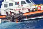 penjaga-pantai-italia-selamatkan-migran-tunisia-di-lautan-7t.jpg