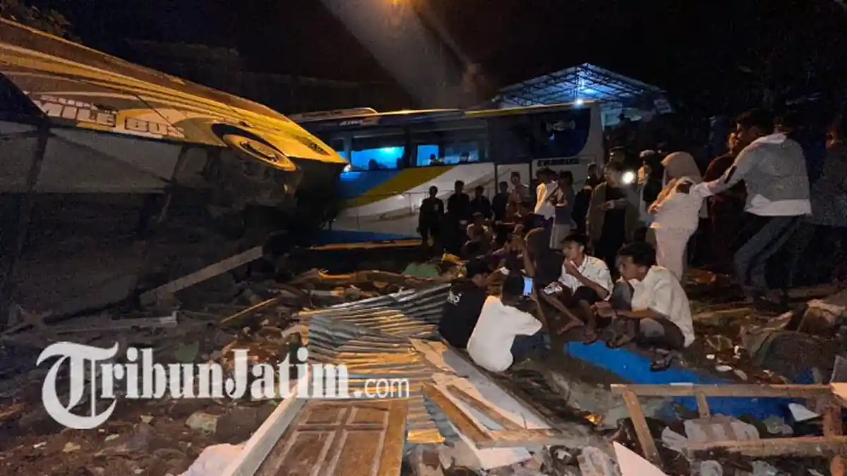 Kecelakaan di Pasuruan, Bus Rombongan Anak TK-PAUD Blitar Tabrak 2 Rumah & Musala, Diduga Rem Blong