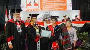 WISUDA-Rektor-Telkom-University-Prof-Suyanto-kedua-dari-kiri-saat-mewisud.jpg