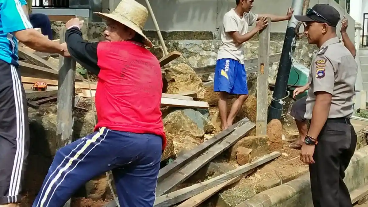 Warga di Pulau Sembilan Gotong Royong Bangun Poskamling