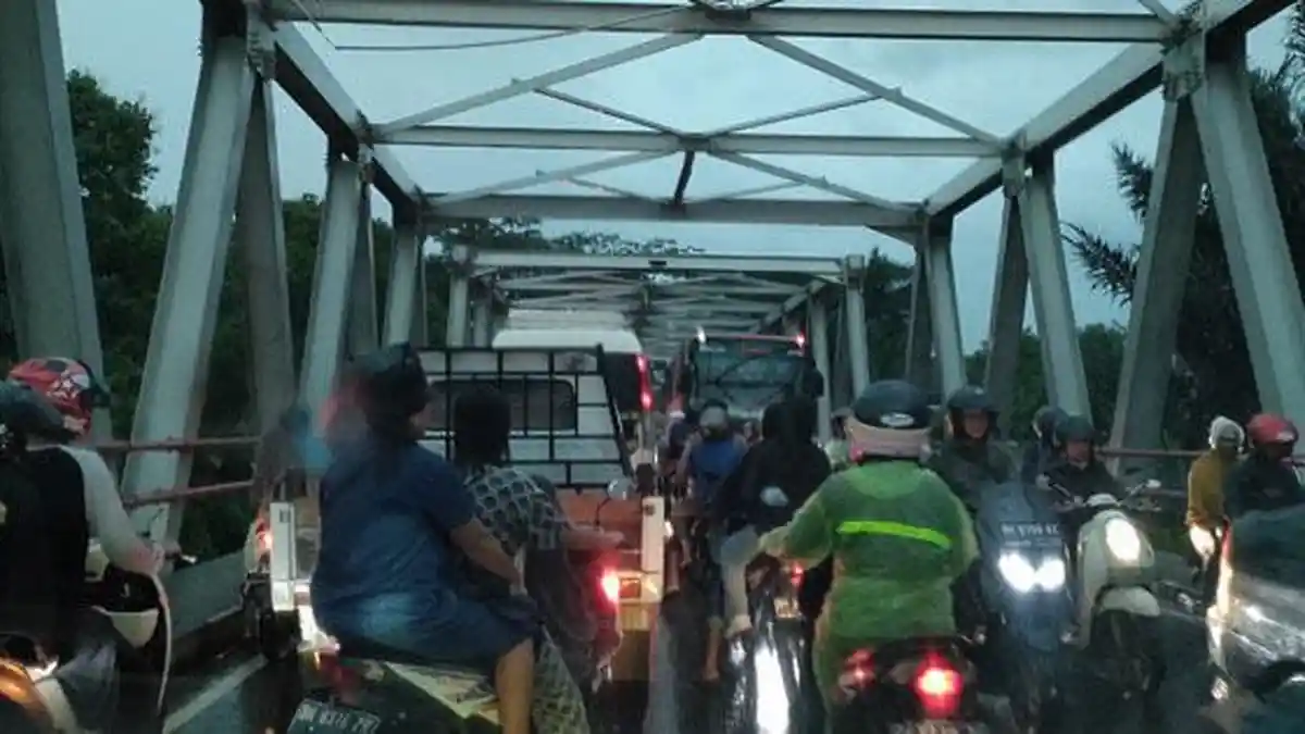 Pagi Ini Kawasan Jembatan Aurduri 1 Kota Jambi Macet Parah