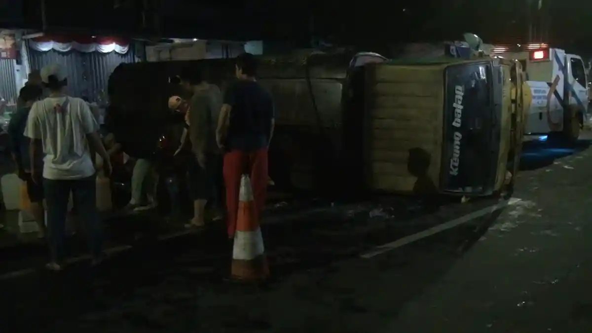 Truk Tangki Bermuatan 9 Ton Minyak Goreng Terguling di Duren Sawit