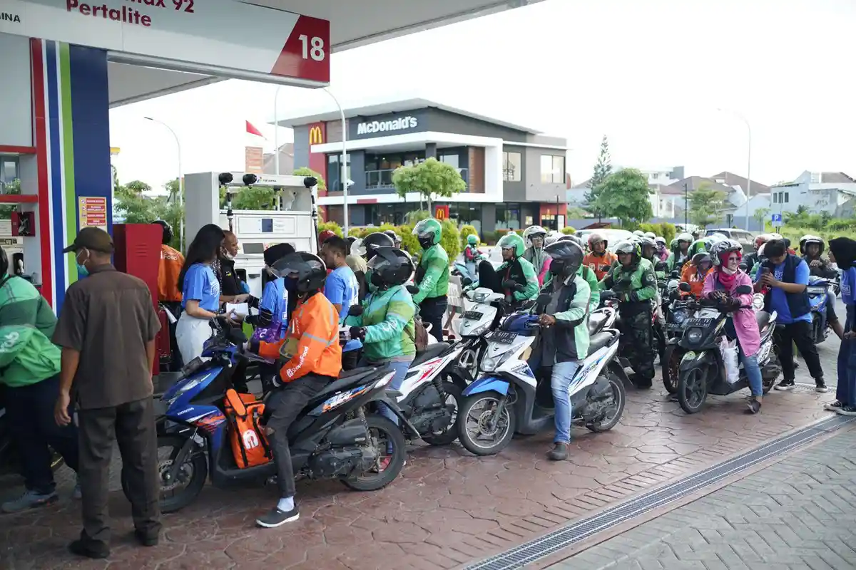 Jumat Berkah, Tom Liwafa Bagi BBM Gratis Ke Pengemudi Ojek Online di Surabaya
