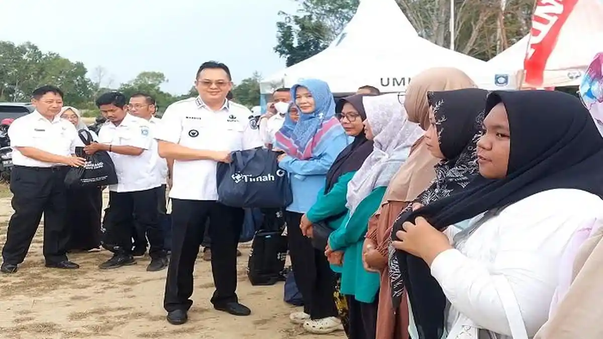 Bupati Markus Bagikan Sembako, Bazar Ramadan Lapangan Golf Mendadak Ramai