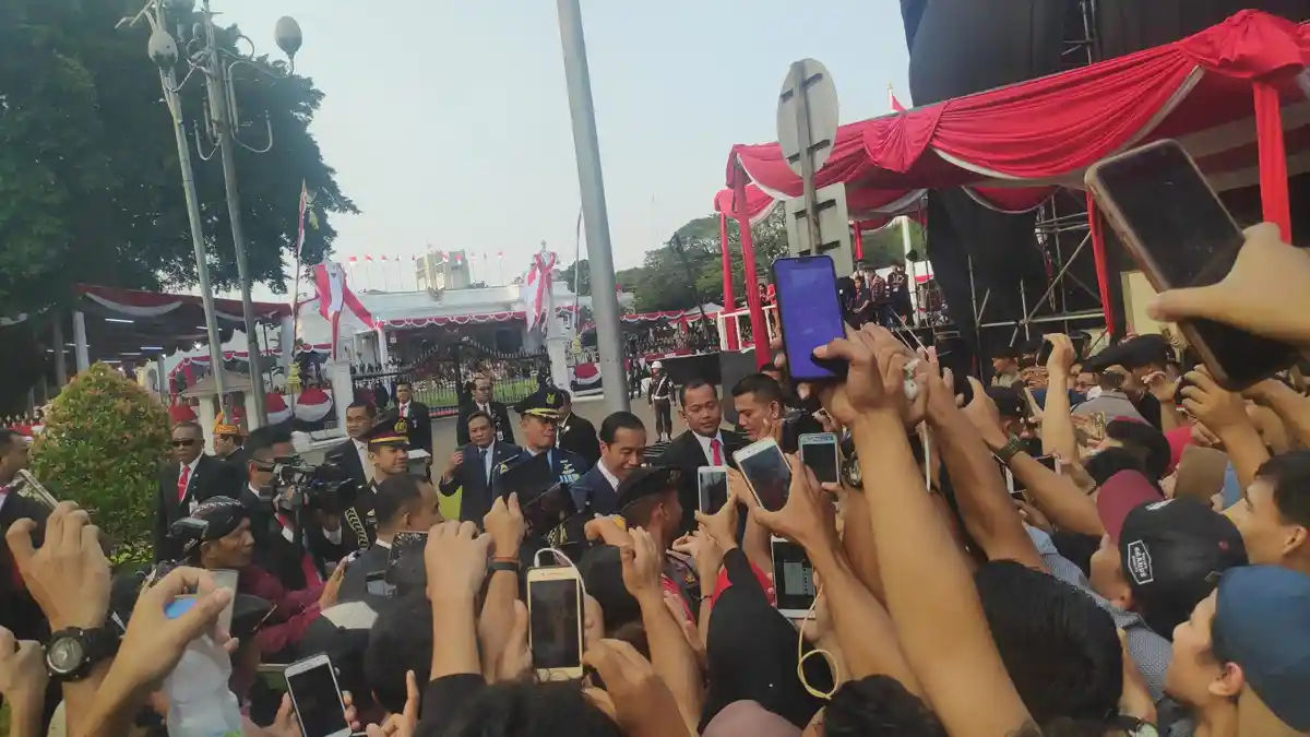 Presiden Jokowi Sapa Warga yang Berada di Luar Istana Merdeka