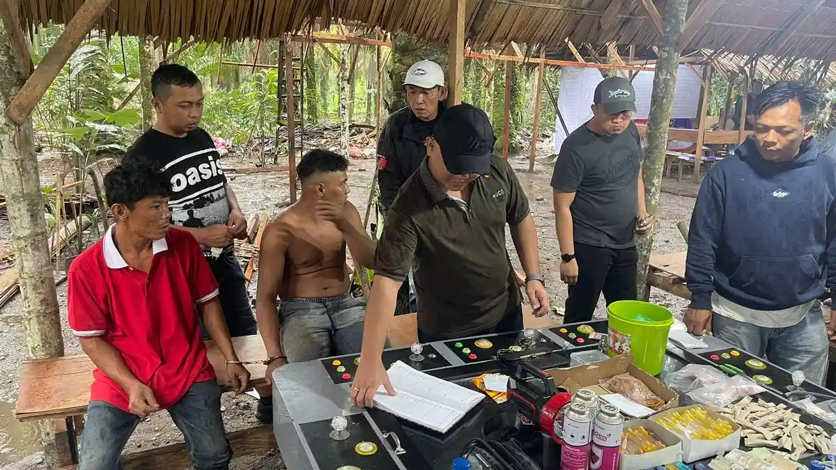 Polres Binjai dan Kodim Langkat Hancurkan Sarang Narkoba dan Judi: Amankan 2 Pelaku, 15 Mesin Judi
