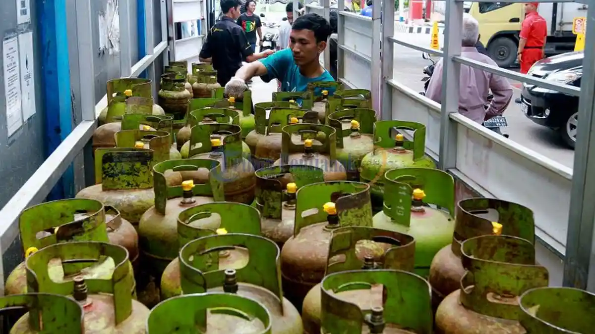 Warga Rela Antre Beli Gas elpiji 3 Kg di SPBU - elpiji-langka_20171004_173332.jpg