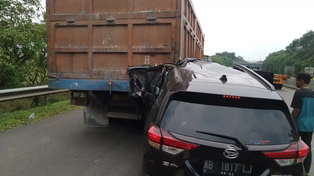 Sopir Mengantuk, Terios Seruduk Truk Tronton di Tol Cipularang, Tiga Luka Berat, Mobil Ringsek