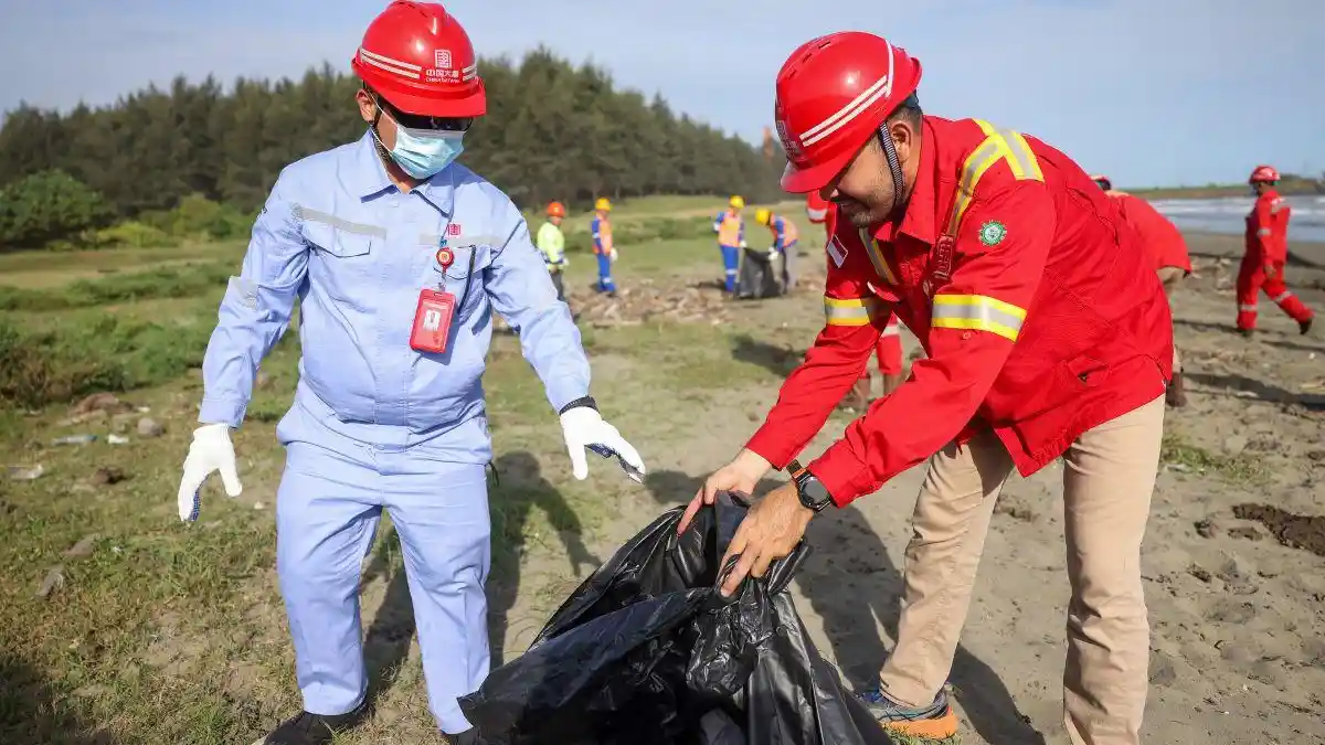 PT MPG Gelar Aksi Bersih Pantai di Area Water Intake PLTU 3-4 Nagan Raya