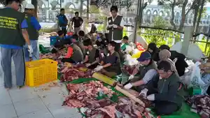 Proses-pembagian-paket-hewan-kurban-oleh-Masjid-Agung-Al-Faruq-Sangatta.jpg