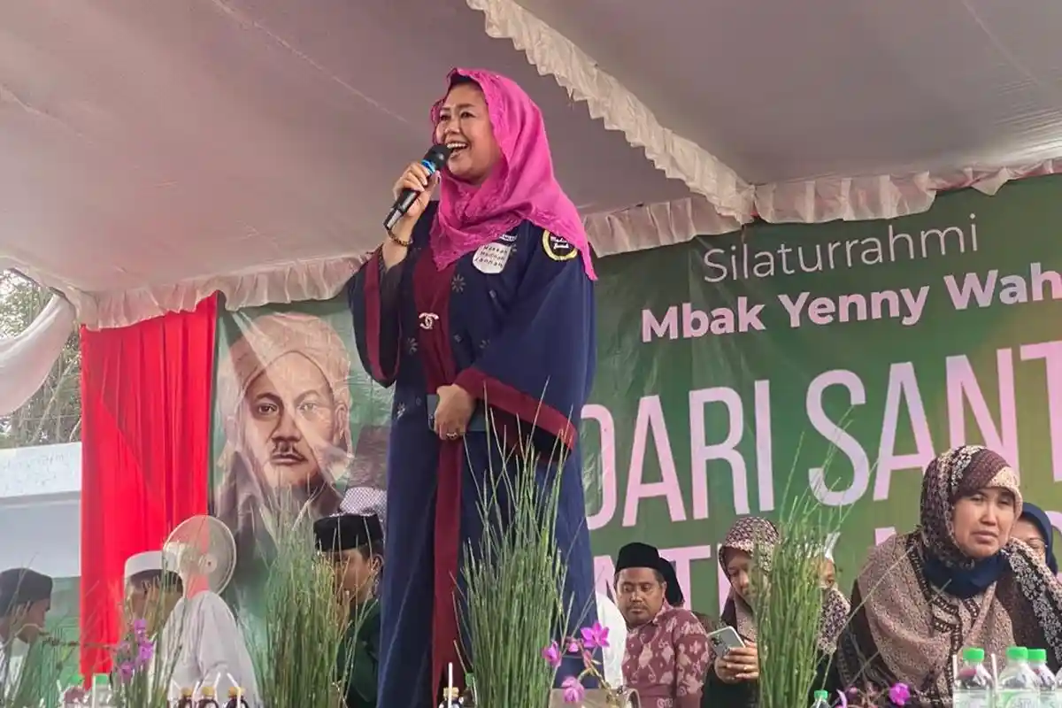 Beri Perhatian Khusus Pada Santri, Yenny Wahid: Pasangan Ganjar-Mahfud Cocok Jadi Pemimpin Indonesia