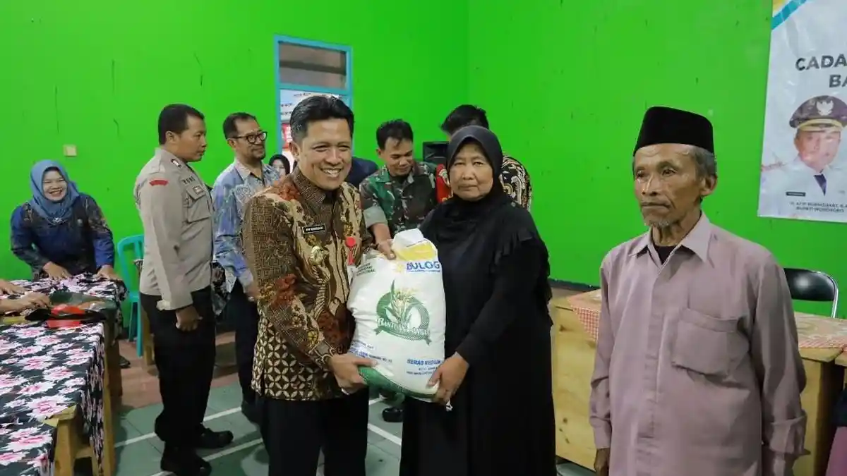 Ringankan Beban Masyarakat, Bupati Wonosobo Kembali Salurkan Bantuan Pangan
