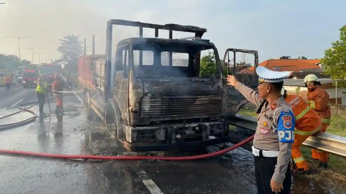 KRONOLOGI Truk Bak Terbuka Terbakar di Tol Perak, Bermula dari Percikan Api dari Bawah Mesin 