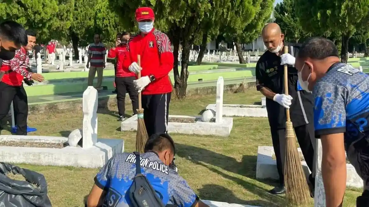 Sambut HUT Kemerdekaan RI dan HDKD ke-77, LPKA Medan Bersih-bersih Taman Makam Pahlawan