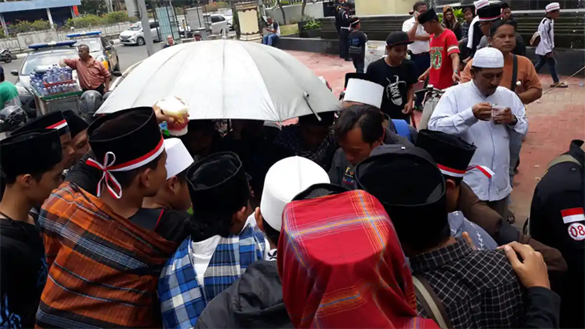 Ketiban Rezeki, Udin Mengaku Es Dogernya Diborong Korlap Unjuk Rasa Emak-emak di Mabes Polri