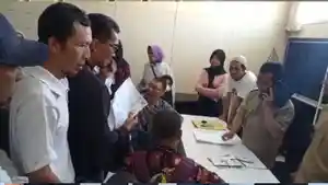 Para-orang-tua-menyerahkan-berkas-pendaftaran-ke-Dikbud.jpg