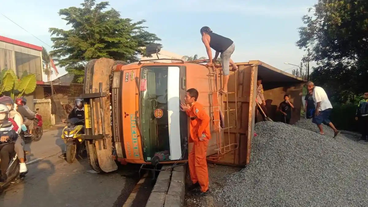 Kecelakaan Truk Tambang Kembali Terjadi di Bogor, Akses Jalan Raya Parung Sampai Lumpuh
