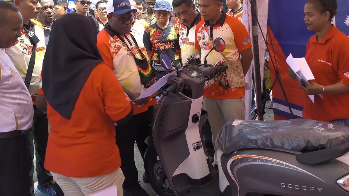 Gubernur Kunjungi Booth Honda Pada Perayaan HUT Papua Tengah