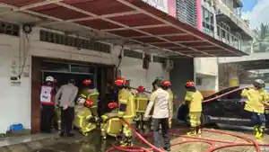 Petugas-pemadam-kebakaran-memakai-APD-Alat-Pelindung-Diri.jpg